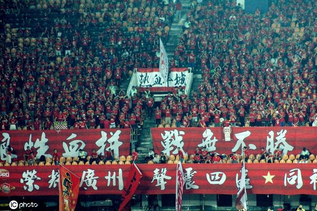 见习财神只需完成最后一项使命——“帮忙一位大好人致富”后行将转正，财神在人世苦寻帮忙对象，不意，在为刚锁定的大好人方针施法时，不测将财气符的光打到了小混混肖洒身上没法撤回。无奈之下，财神不能不帮忙肖洒致富，才能完成升职KPI，但因不克不及利用财气符，肖洒始终以为他是个骗子，是以产生了连续串笑料百出的状态。没有财气符的加持，财神若何取得肖洒的信赖？肖洒又可否放下屠刀成功致富？一场哭笑不得的致富路行将开启……